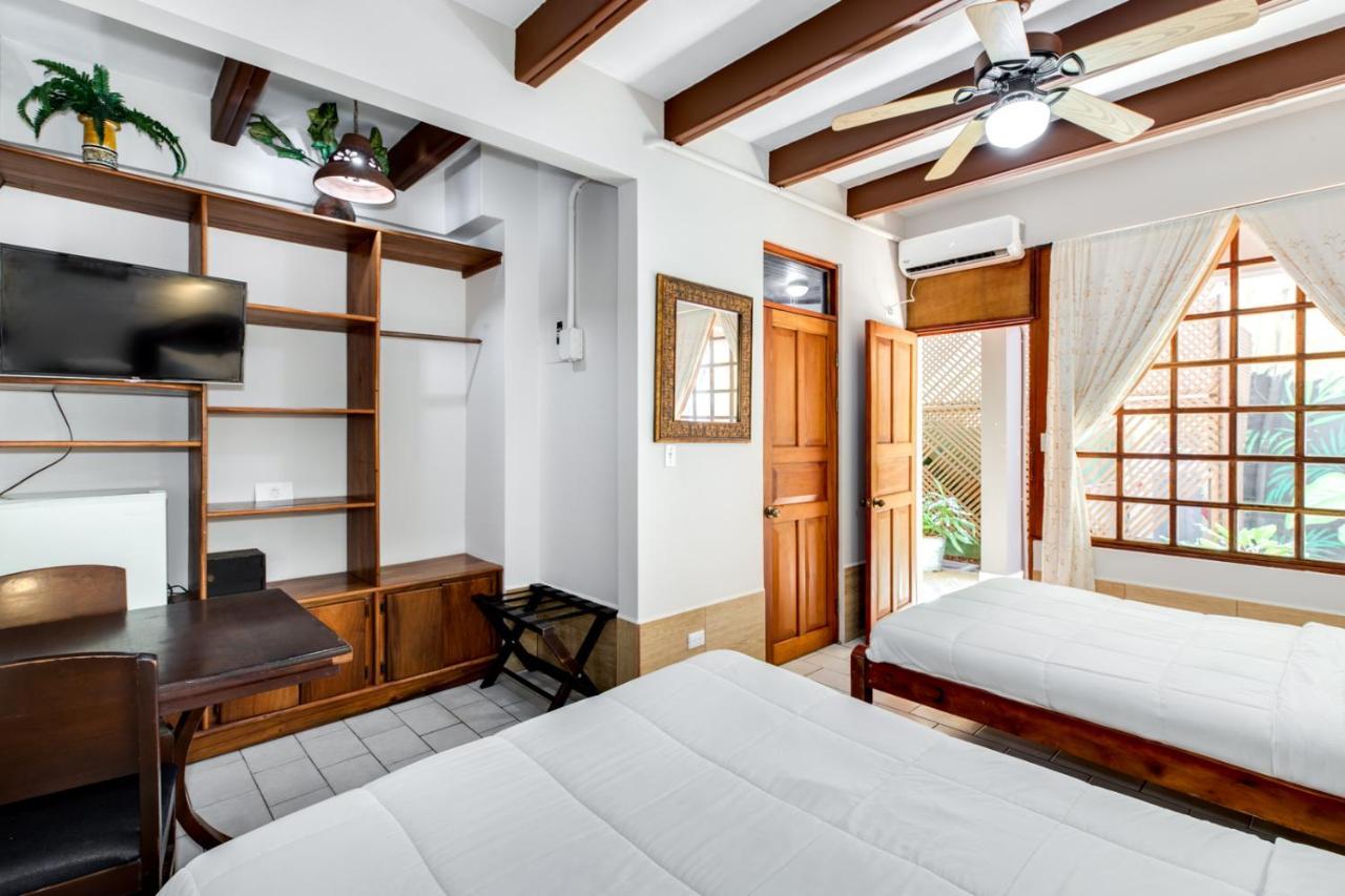 Hotel Poseidon Jacó Esterno foto